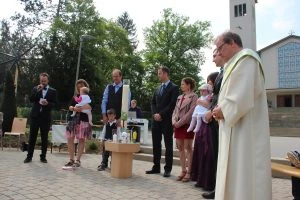 Taufe am Pfarreibrunnen (6. Mai)